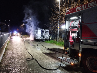 Martinsicuro - Paura in via Turone per un furgone in fiamme
